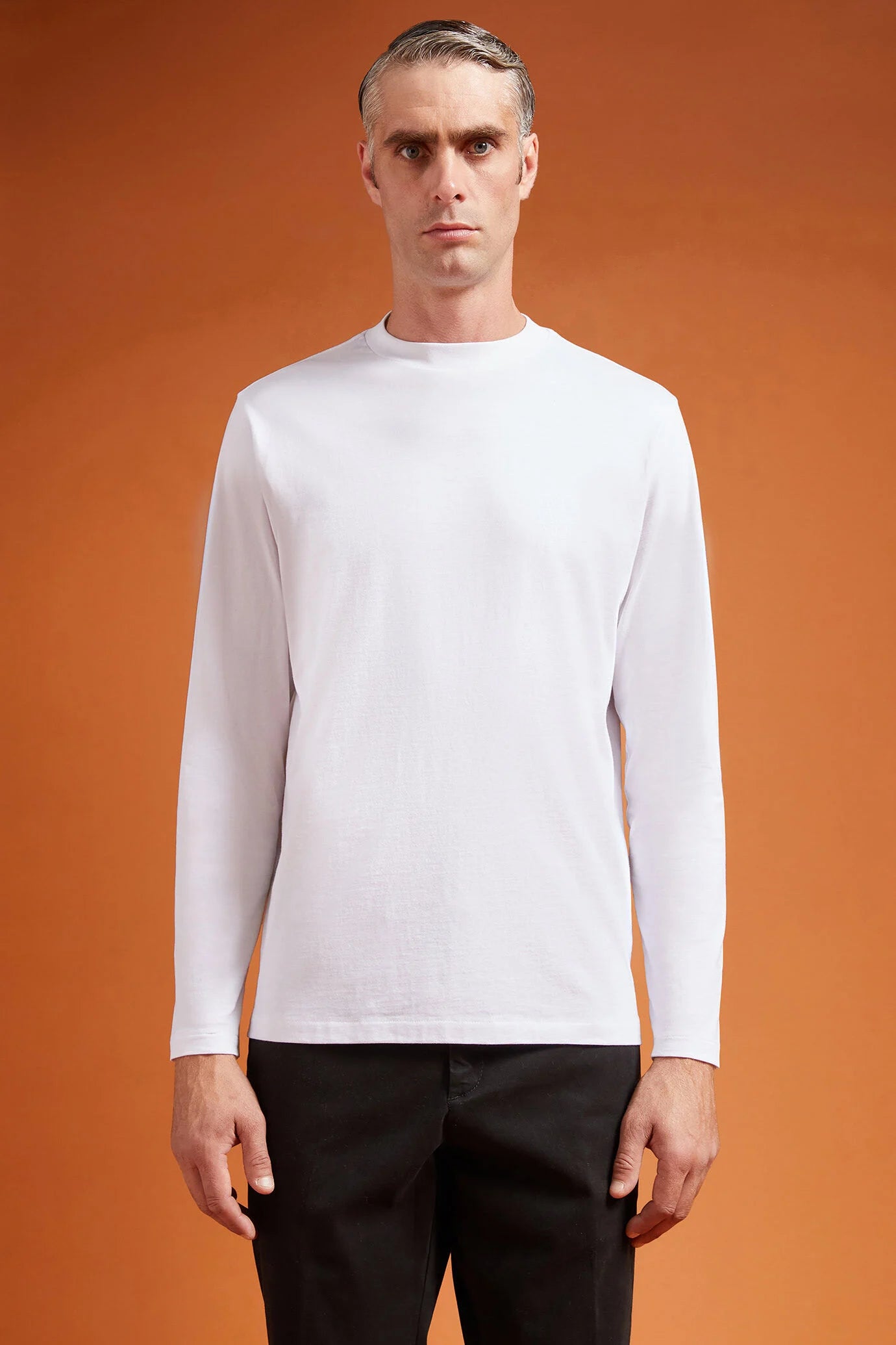 Men's regular fit long-sleeved crew neck T-shirt in 100% cotton