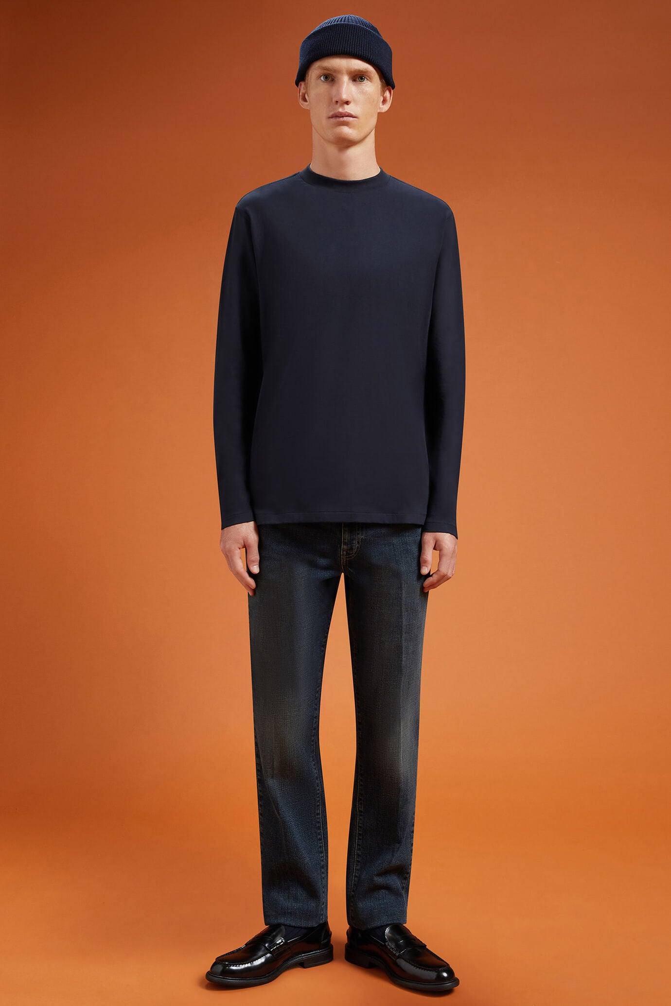 Men's regular fit long-sleeved crew neck T-shirt in 100% cotton