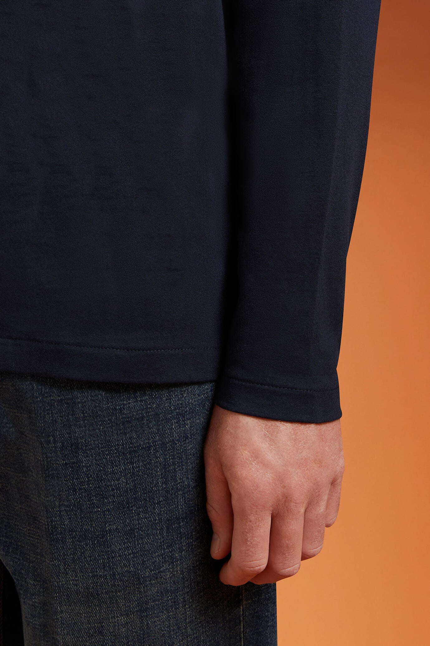 Men's regular fit long-sleeved crew neck T-shirt in 100% cotton