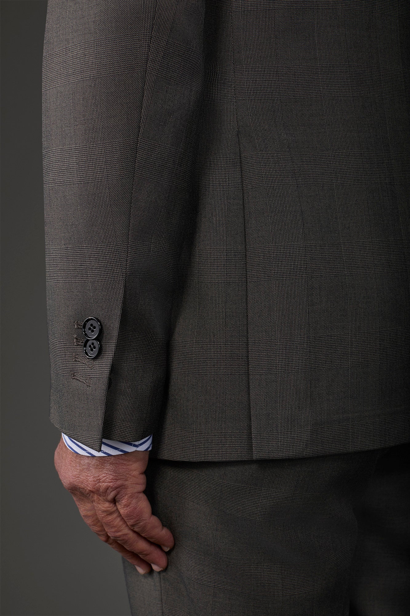 Single-breasted men's suit with single-pleat trousers in Prince of Wales check fabric