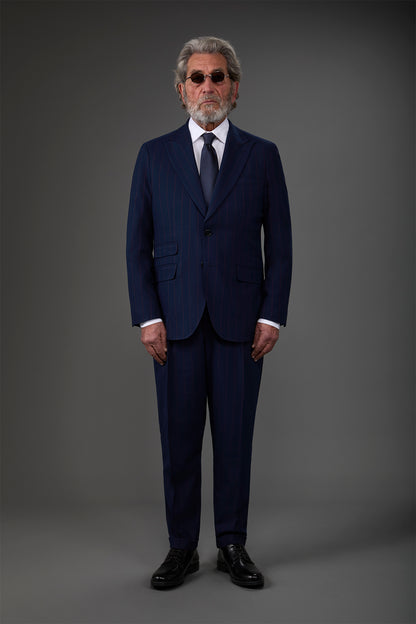 Single-breasted men's suit with single-pleat trousers and side buckles, in a pinstripe fabric