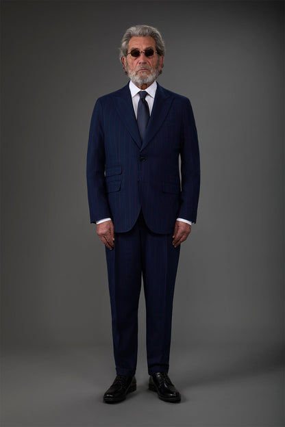 Single-breasted men's suit with single-pleat trousers and side buckles, in a pinstripe fabric
