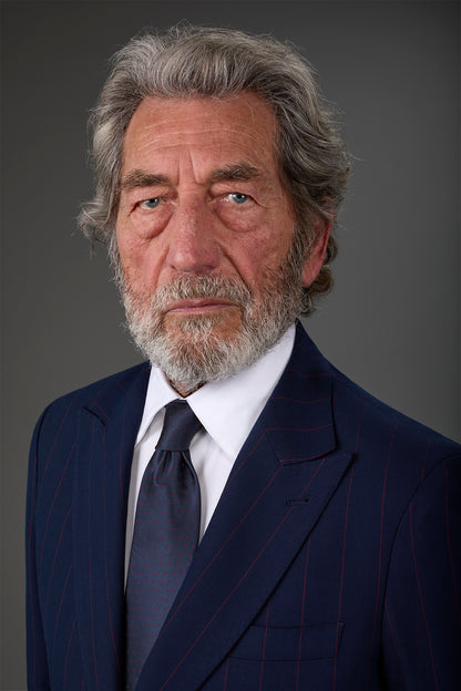 Single-breasted men's suit with single-pleat trousers and side buckles, in a pinstripe fabric