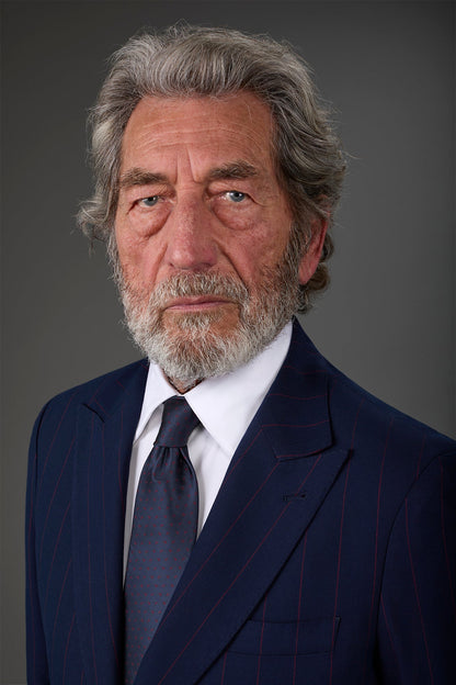 Single-breasted men's suit with single-pleat trousers and side buckles, in a pinstripe fabric