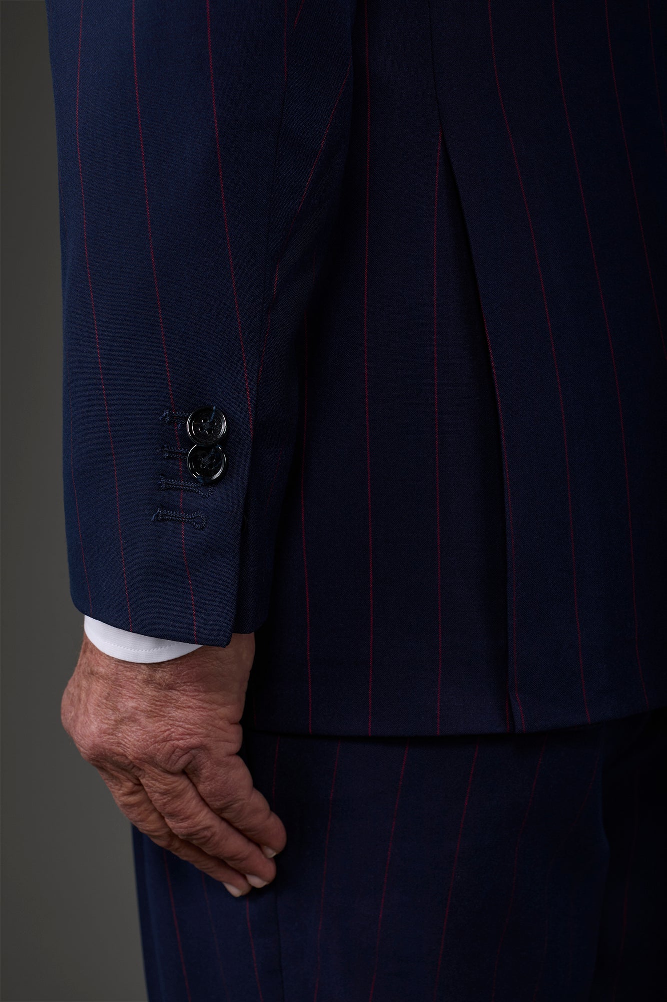 Single-breasted men's suit with single-pleat trousers and side buckles, in a pinstripe fabric