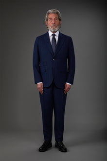 Single-breasted men's suit with single-pleat trousers and side buckles, in a pinstripe fabric