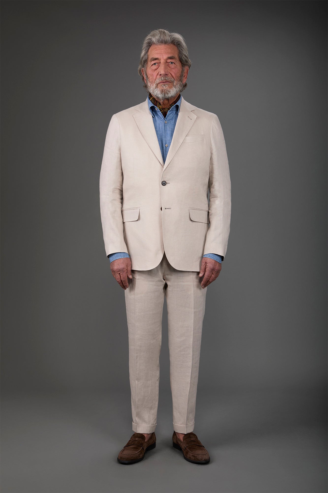 Single-breasted men's suit with flat front trousers, in pure linen with a washed effect
