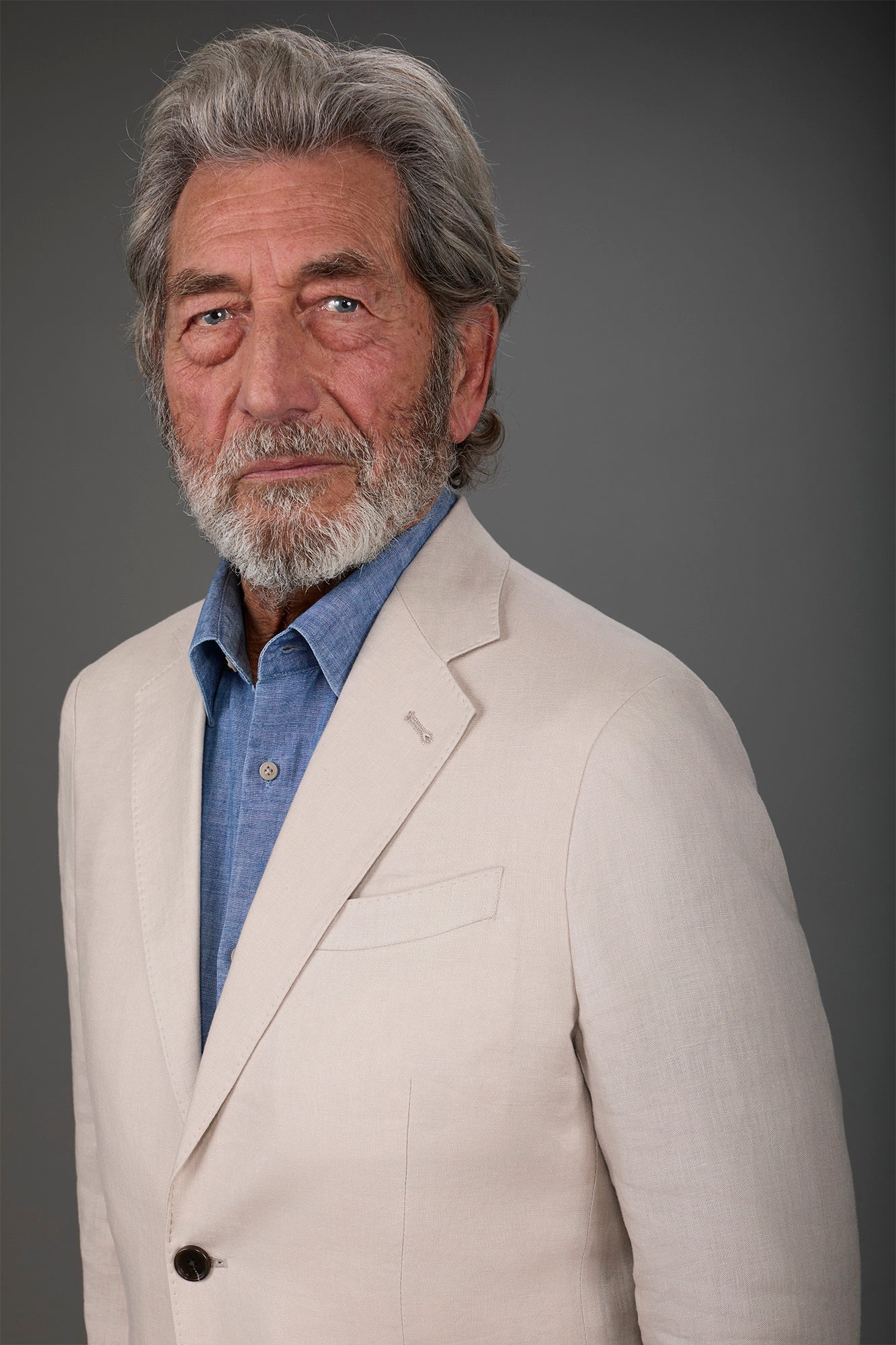 Single-breasted men's suit with flat front trousers, in pure linen with a washed effect