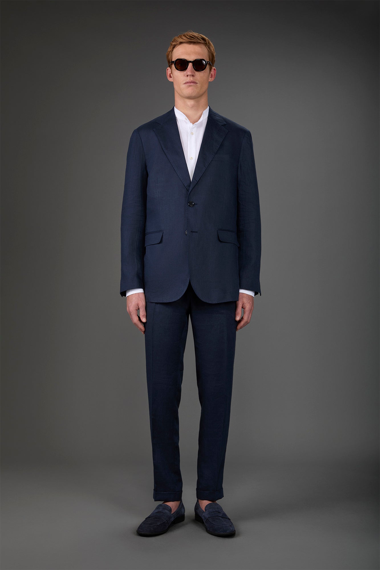 Single-breasted men's suit with flat front trousers, in pure linen with a washed effect
