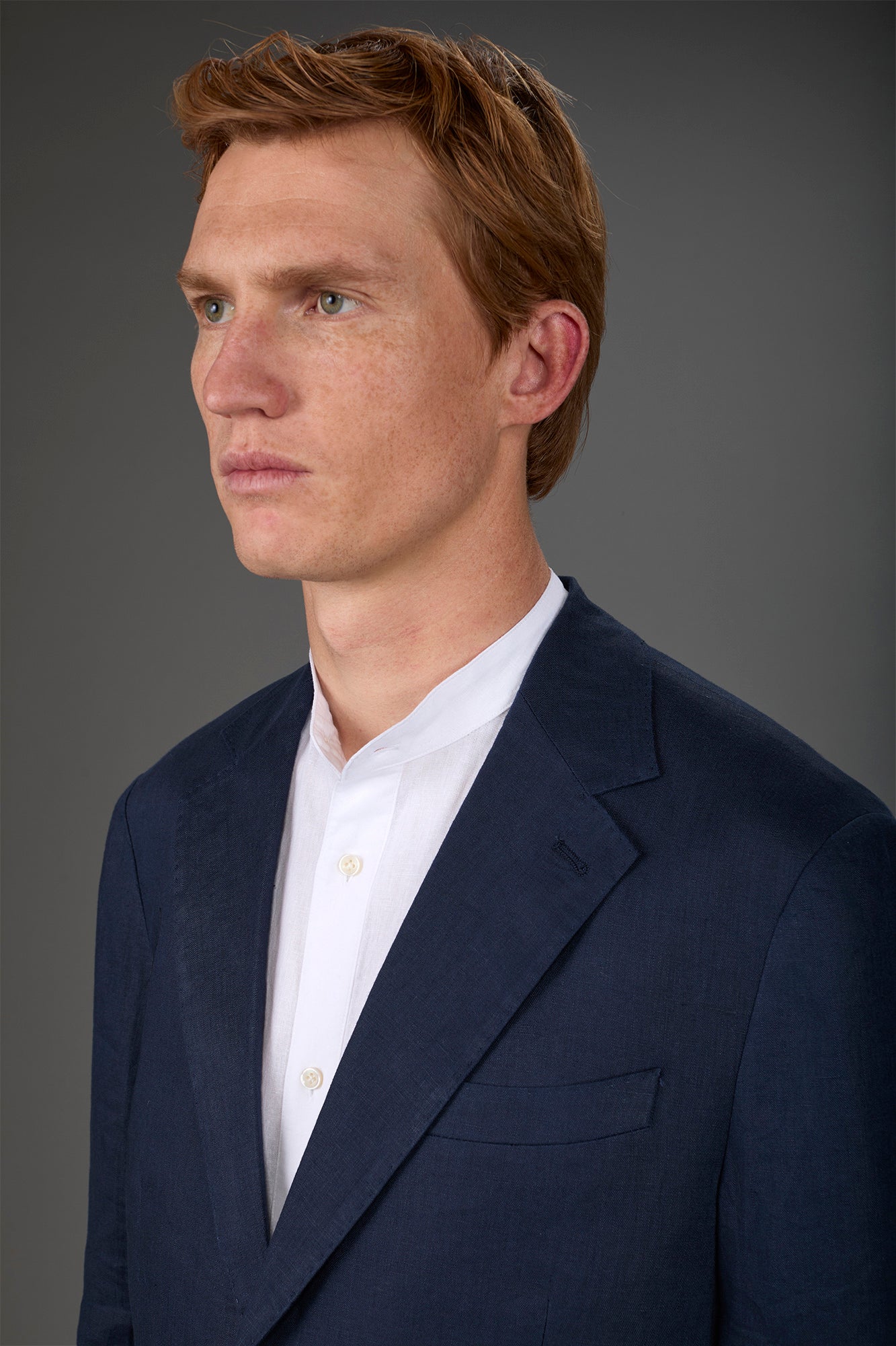 Single-breasted men's suit with flat front trousers, in pure linen with a washed effect