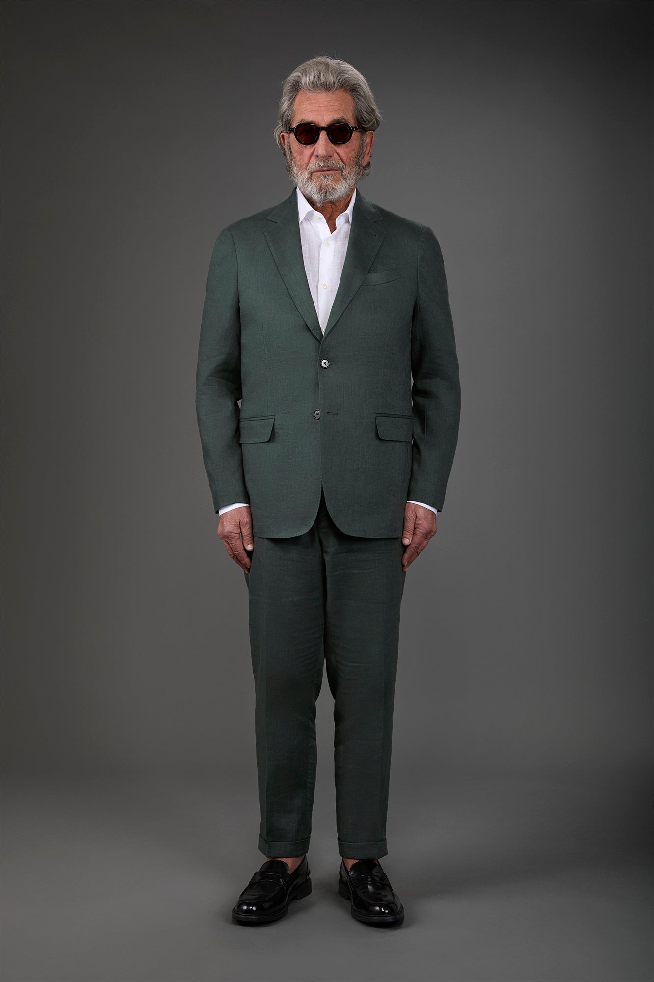 Single-breasted men's suit with flat front trousers, in pure linen with a washed effect