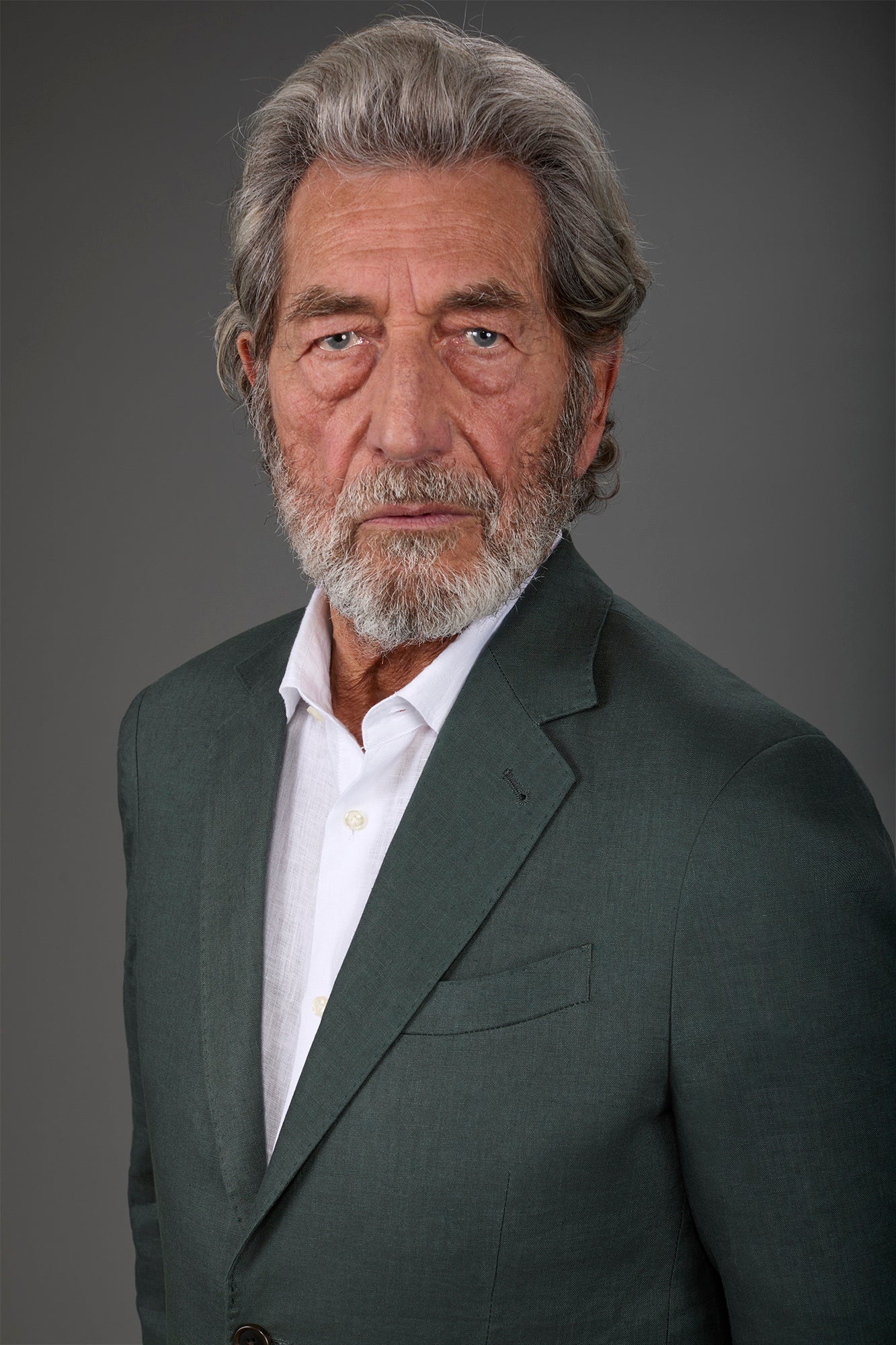 Single-breasted men's suit with flat front trousers, in pure linen with a washed effect