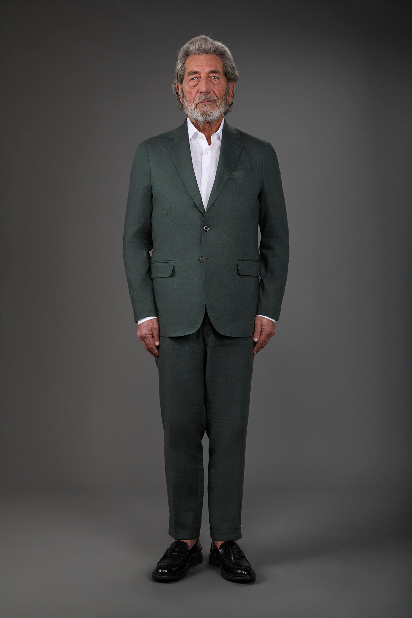 Single-breasted men's suit with flat front trousers, in pure linen with a washed effect
