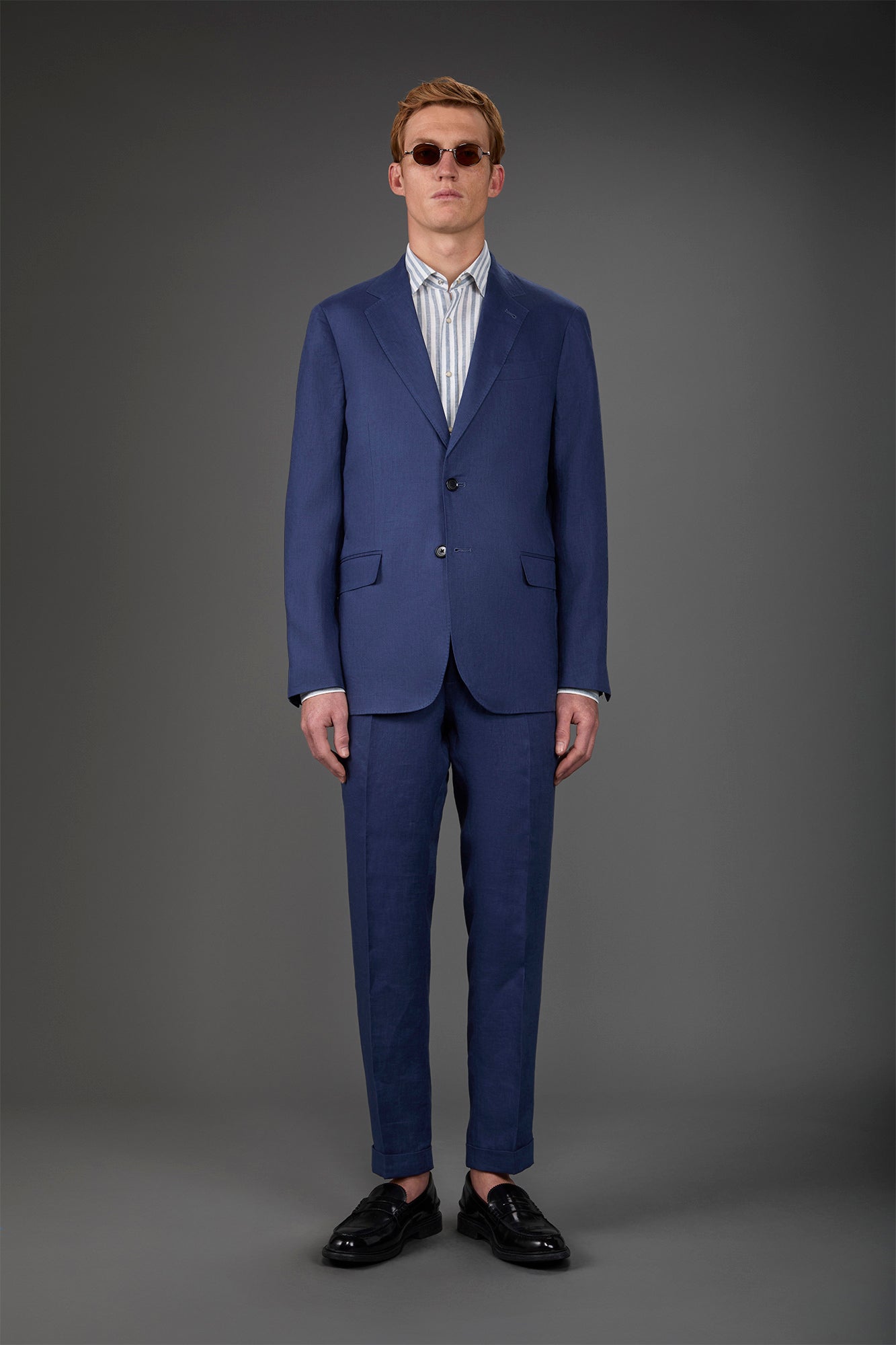 Single-breasted men's suit with flat front trousers, in pure linen with a washed effect