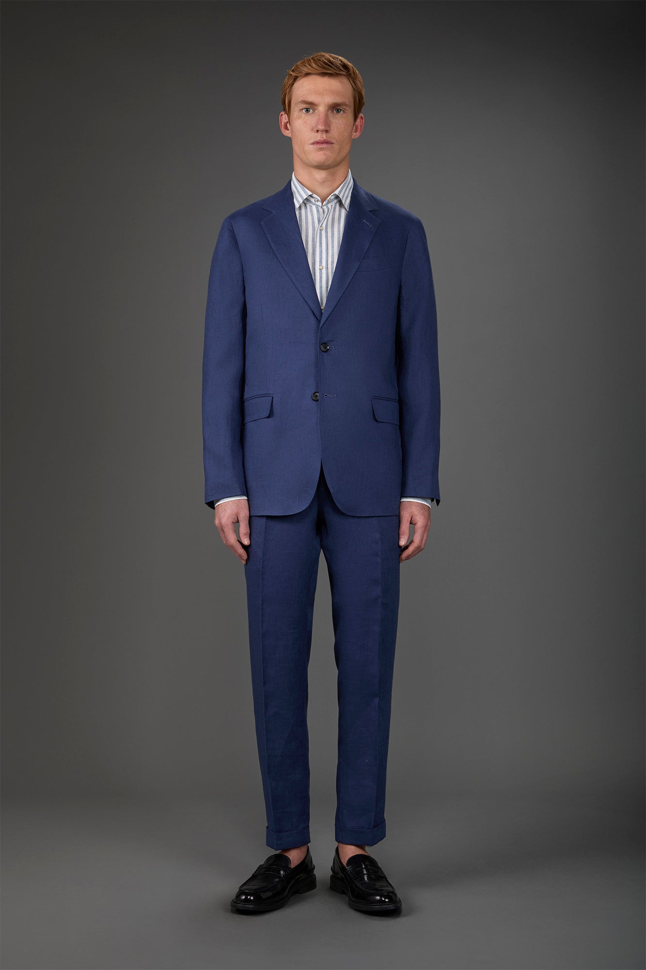 Single-breasted men's suit with flat front trousers, in pure linen with a washed effect Royal