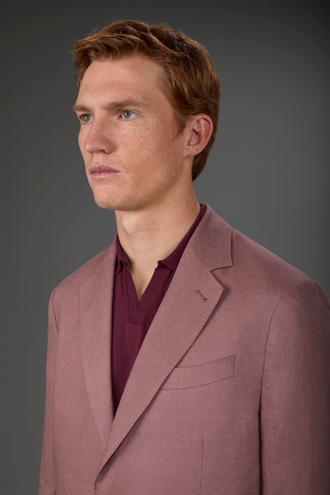 Single-breasted men's suit with flat front trousers, in pure linen with a washed effect