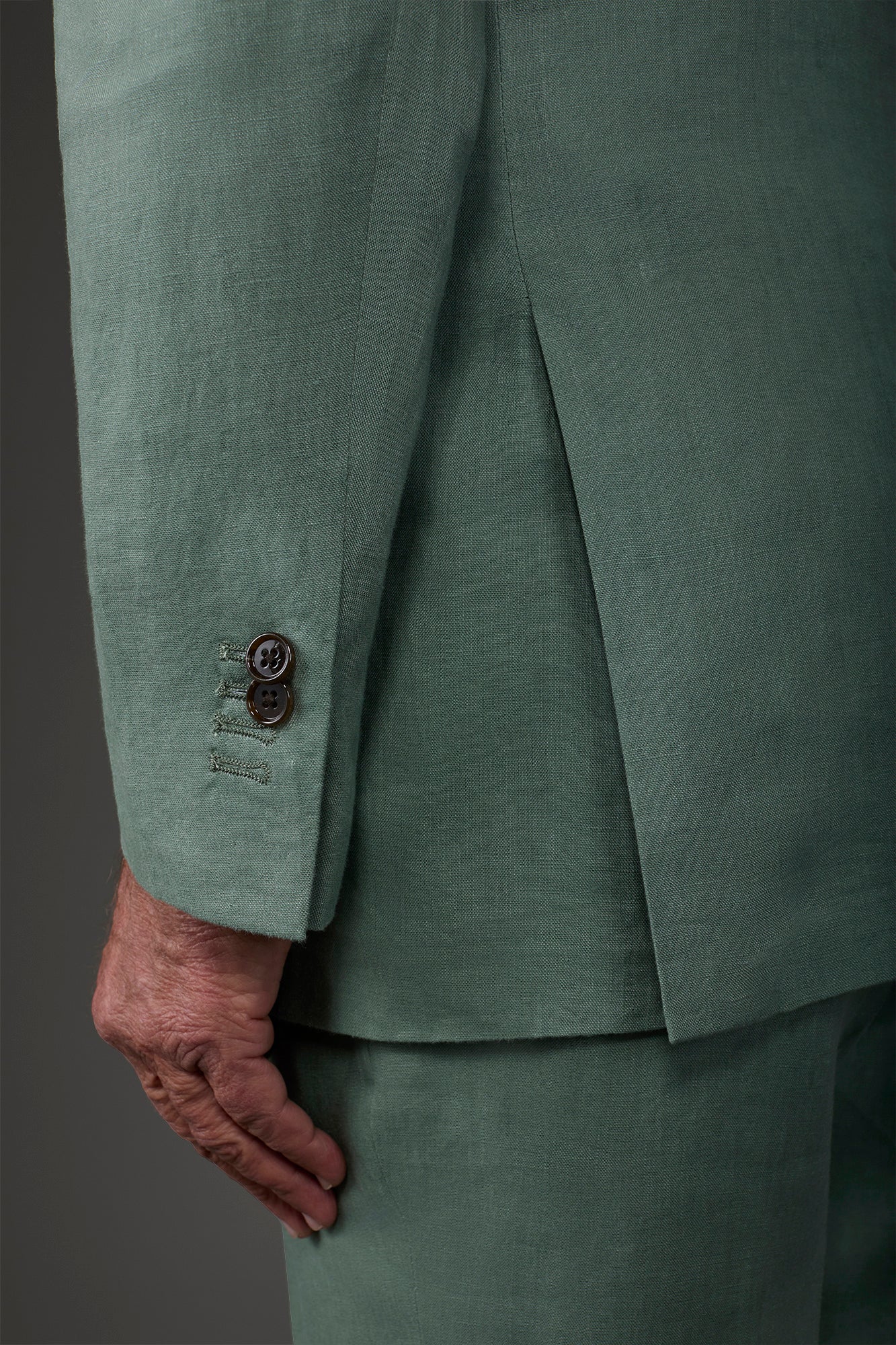 Single-breasted men's suit with flat front trousers, in pure linen with a washed effect