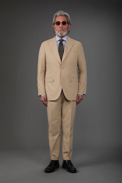 Single-breasted men's suit with single-pleat trousers