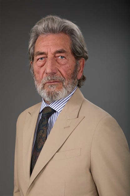 Single-breasted men's suit with single-pleat trousers