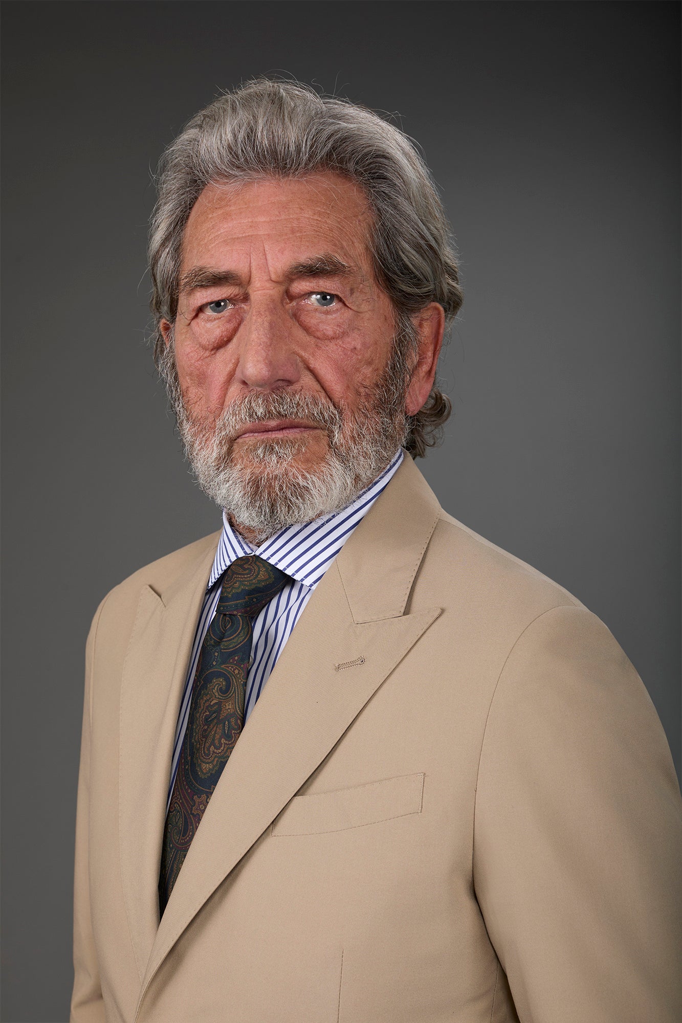 Single-breasted men's suit with single-pleat trousers