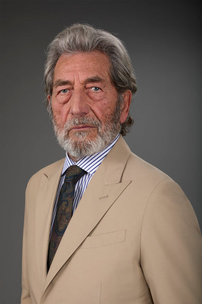 Single-breasted men's suit with single-pleat trousers