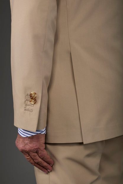 Single-breasted men's suit with single-pleat trousers