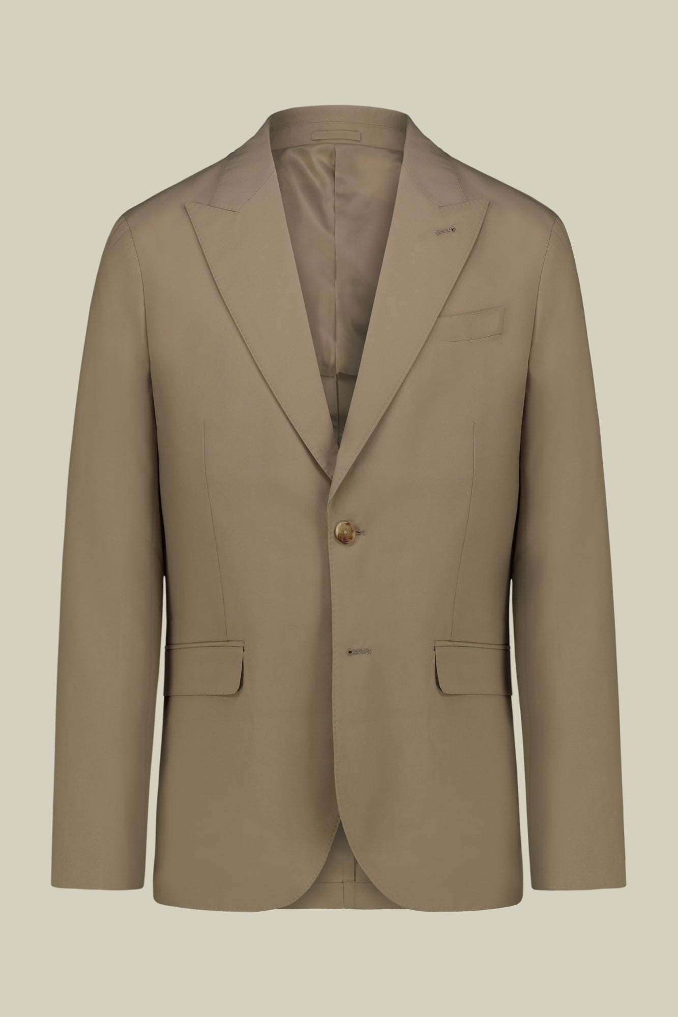 Single-breasted men's suit with single-pleat trousers