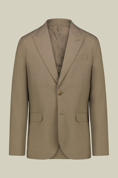 Single-breasted men's suit with single-pleat trousers
