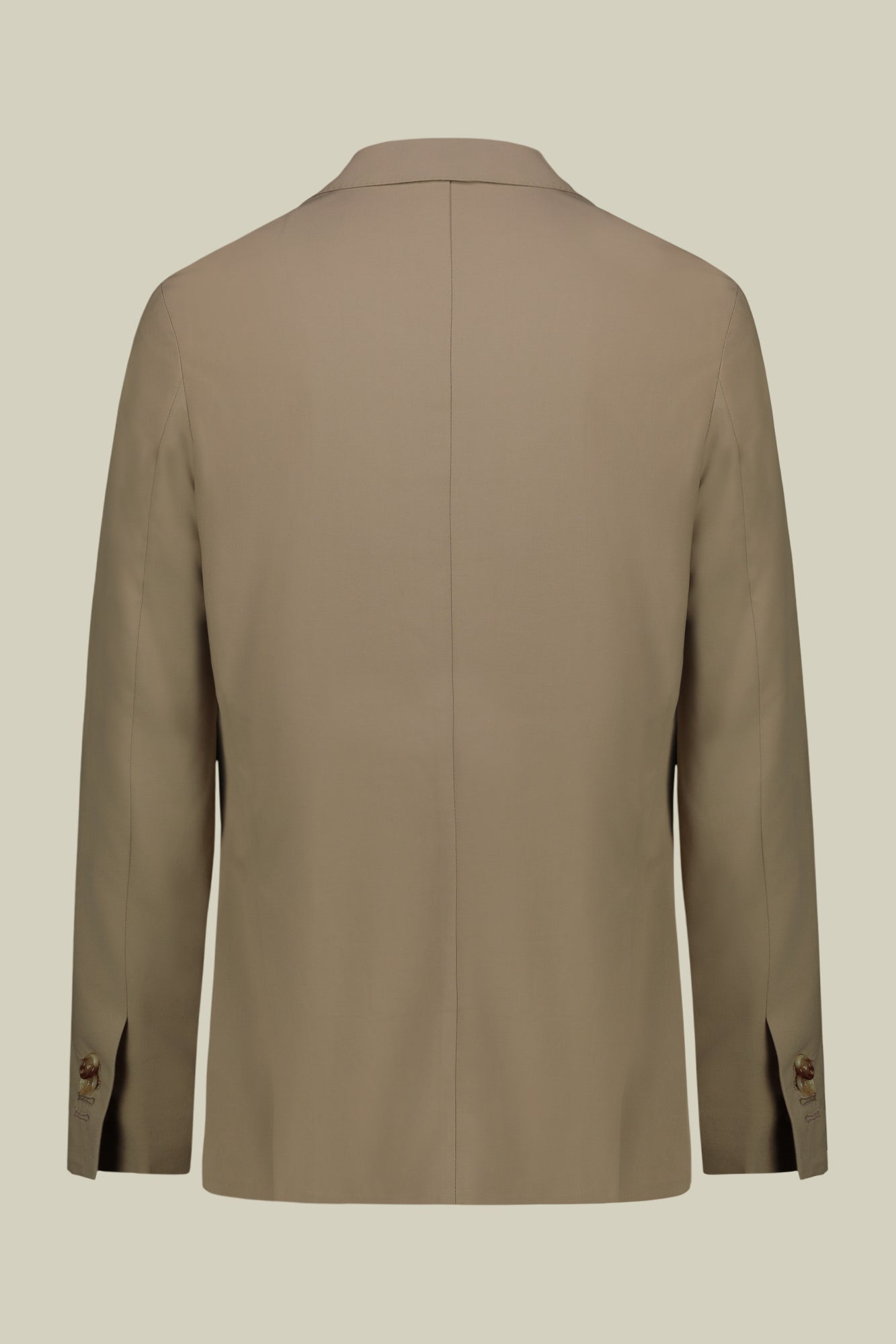Single-breasted men's suit with single-pleat trousers