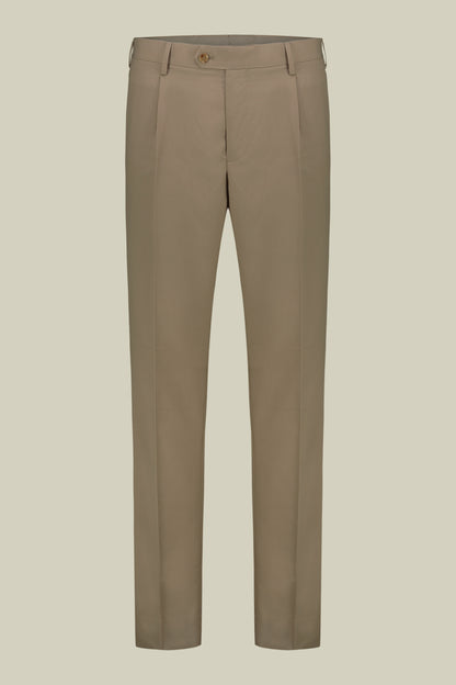 Single-breasted men's suit with single-pleat trousers