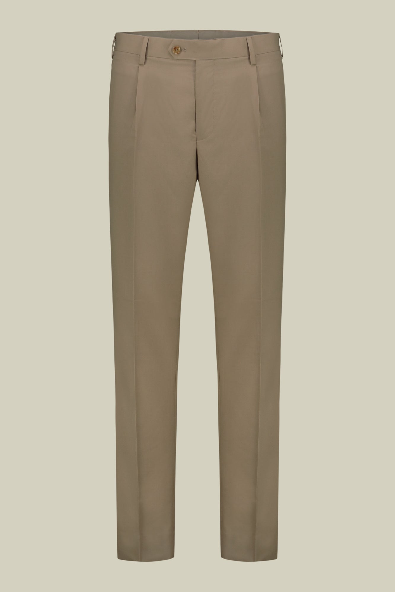 Single-breasted men's suit with single-pleat trousers