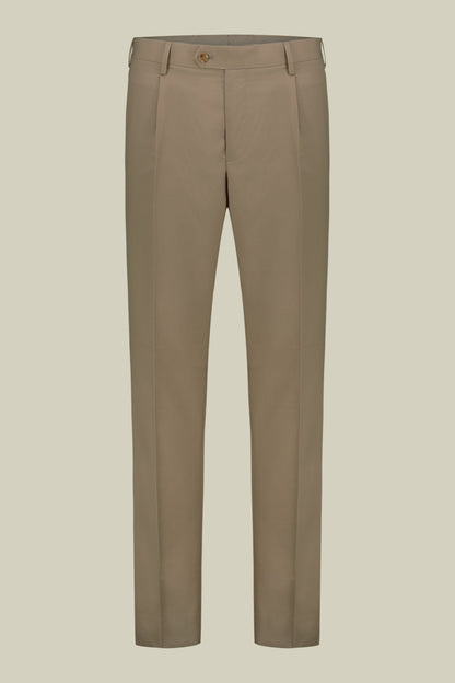Single-breasted men's suit with single-pleat trousers