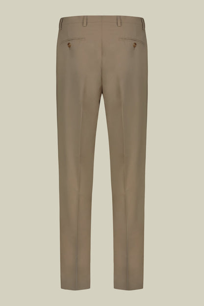 Single-breasted men's suit with single-pleat trousers