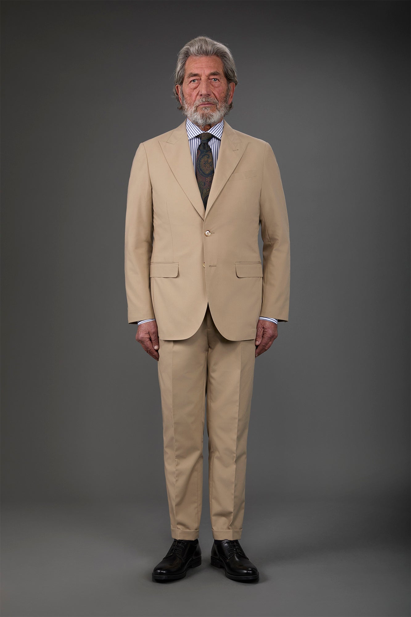 Single-breasted men's suit with single-pleat trousers