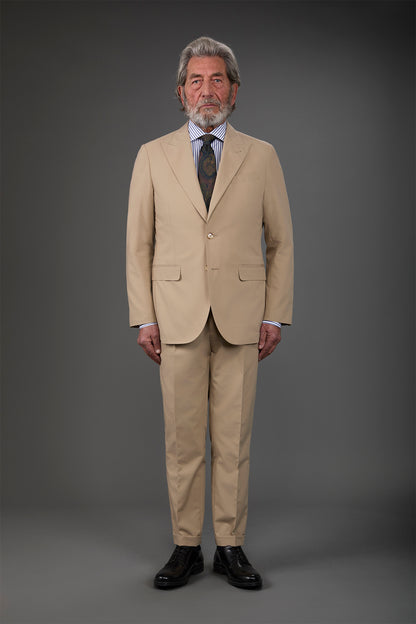Single-breasted men's suit with single-pleat trousers