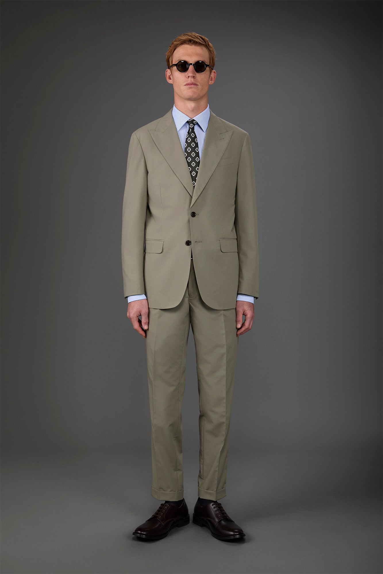 Single-breasted men's suit with single-pleat trousers