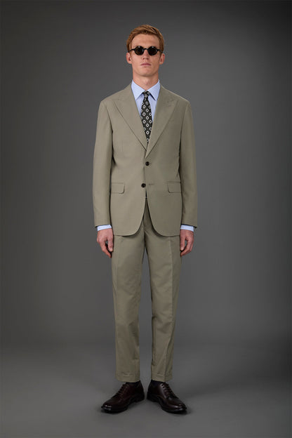 Single-breasted men's suit with single-pleat trousers