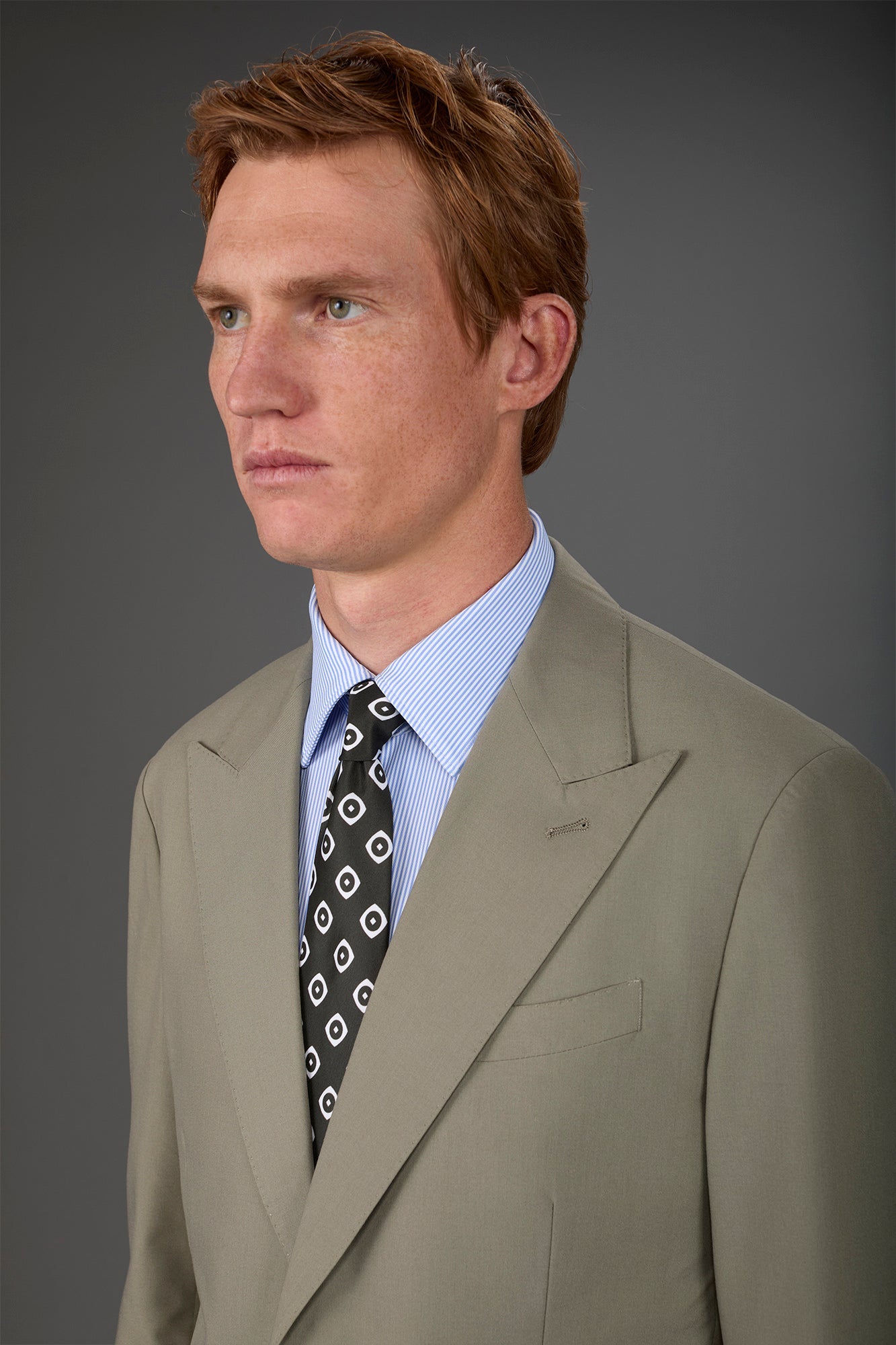 Single-breasted men's suit with single-pleat trousers