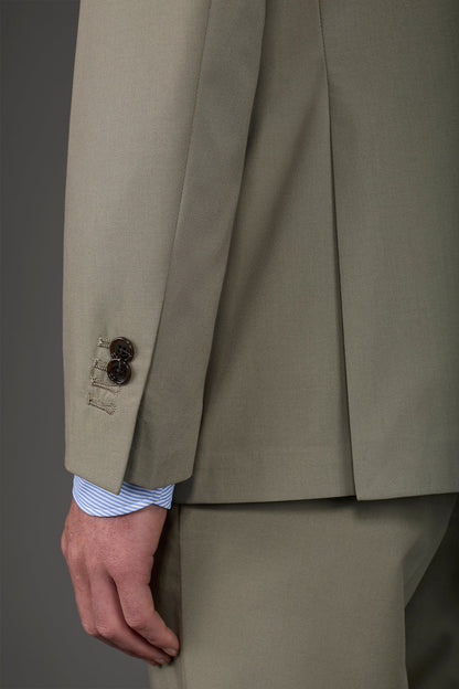 Single-breasted men's suit with single-pleat trousers
