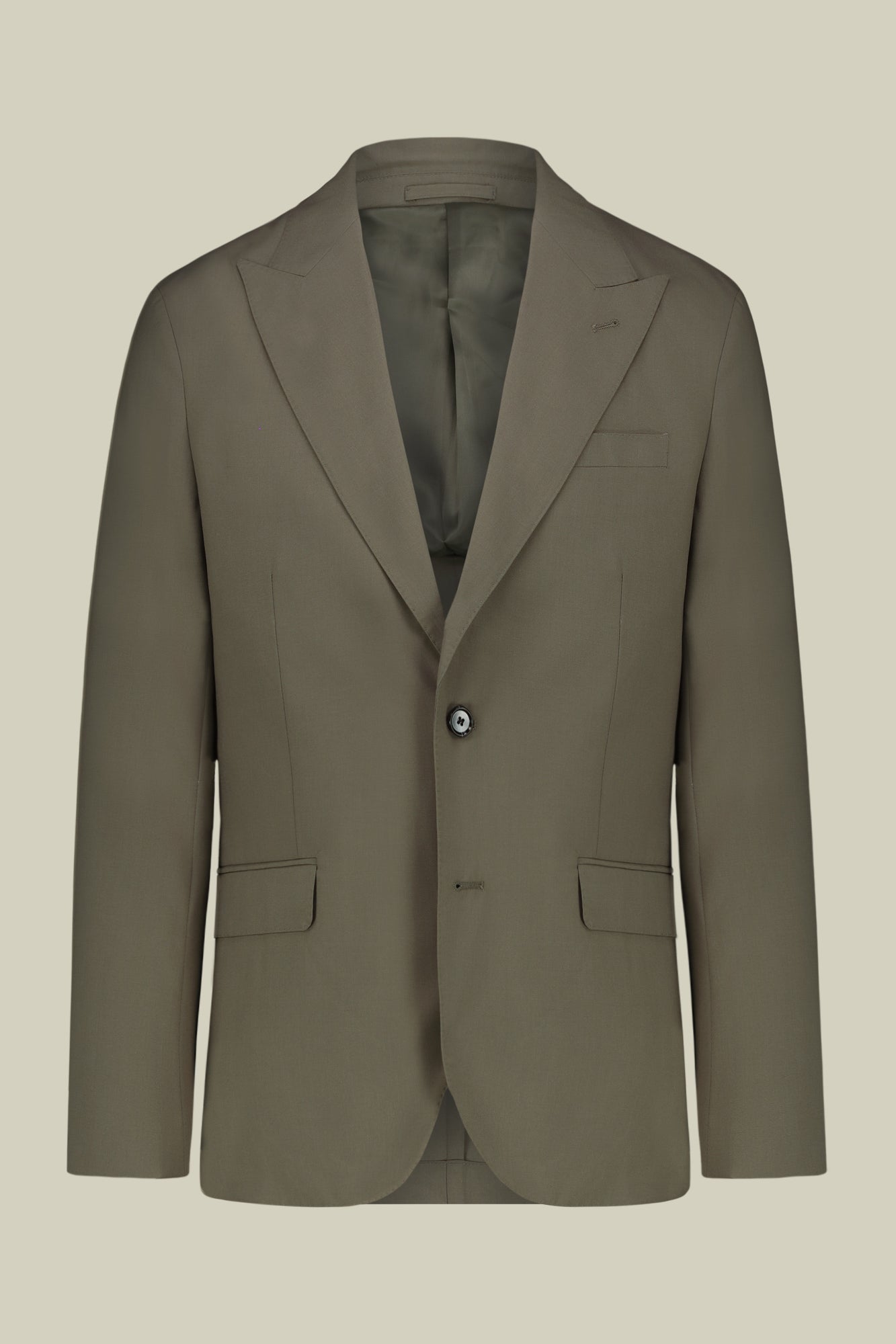 Single-breasted men's suit with single-pleat trousers