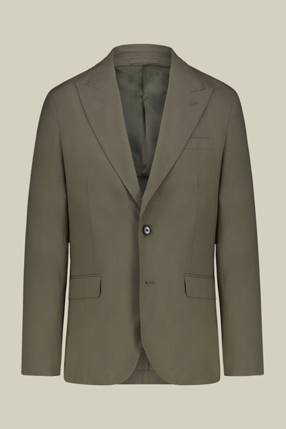 Single-breasted men's suit with single-pleat trousers