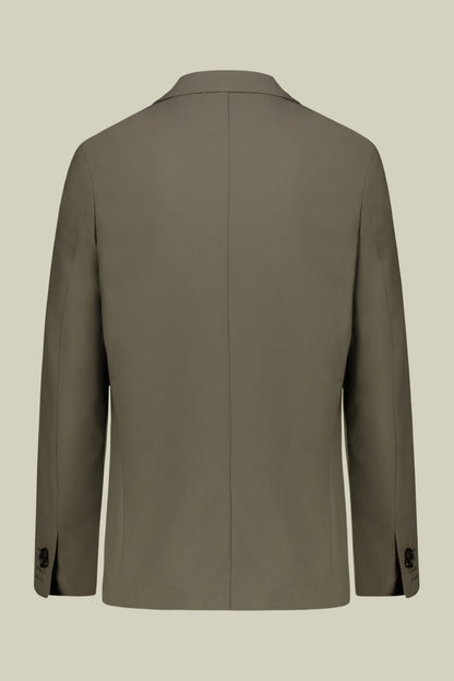 Single-breasted men's suit with single-pleat trousers