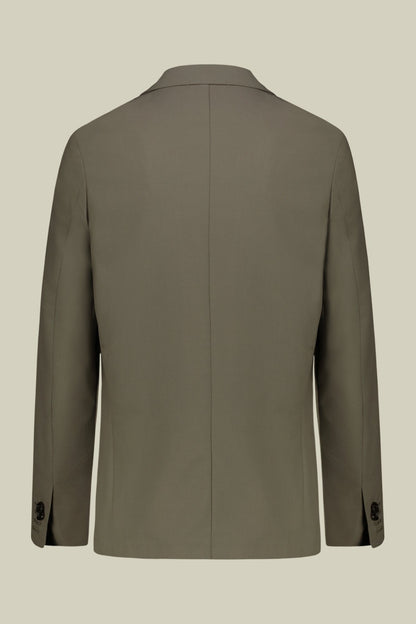 Single-breasted men's suit with single-pleat trousers