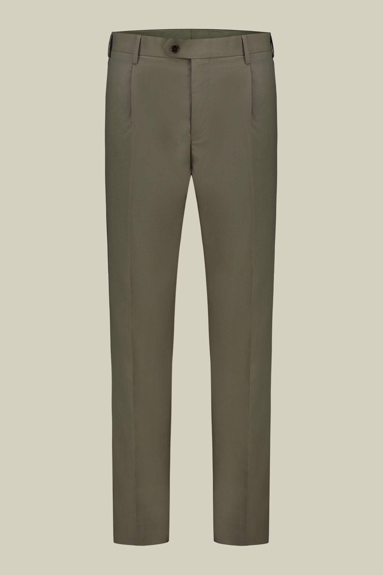 Single-breasted men's suit with single-pleat trousers