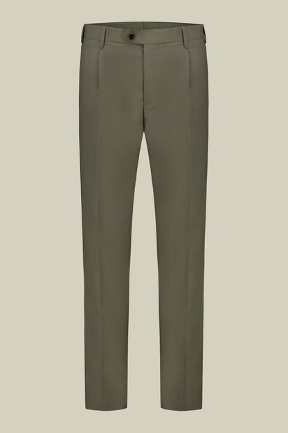 Single-breasted men's suit with single-pleat trousers