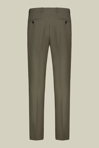 Single-breasted men's suit with single-pleat trousers