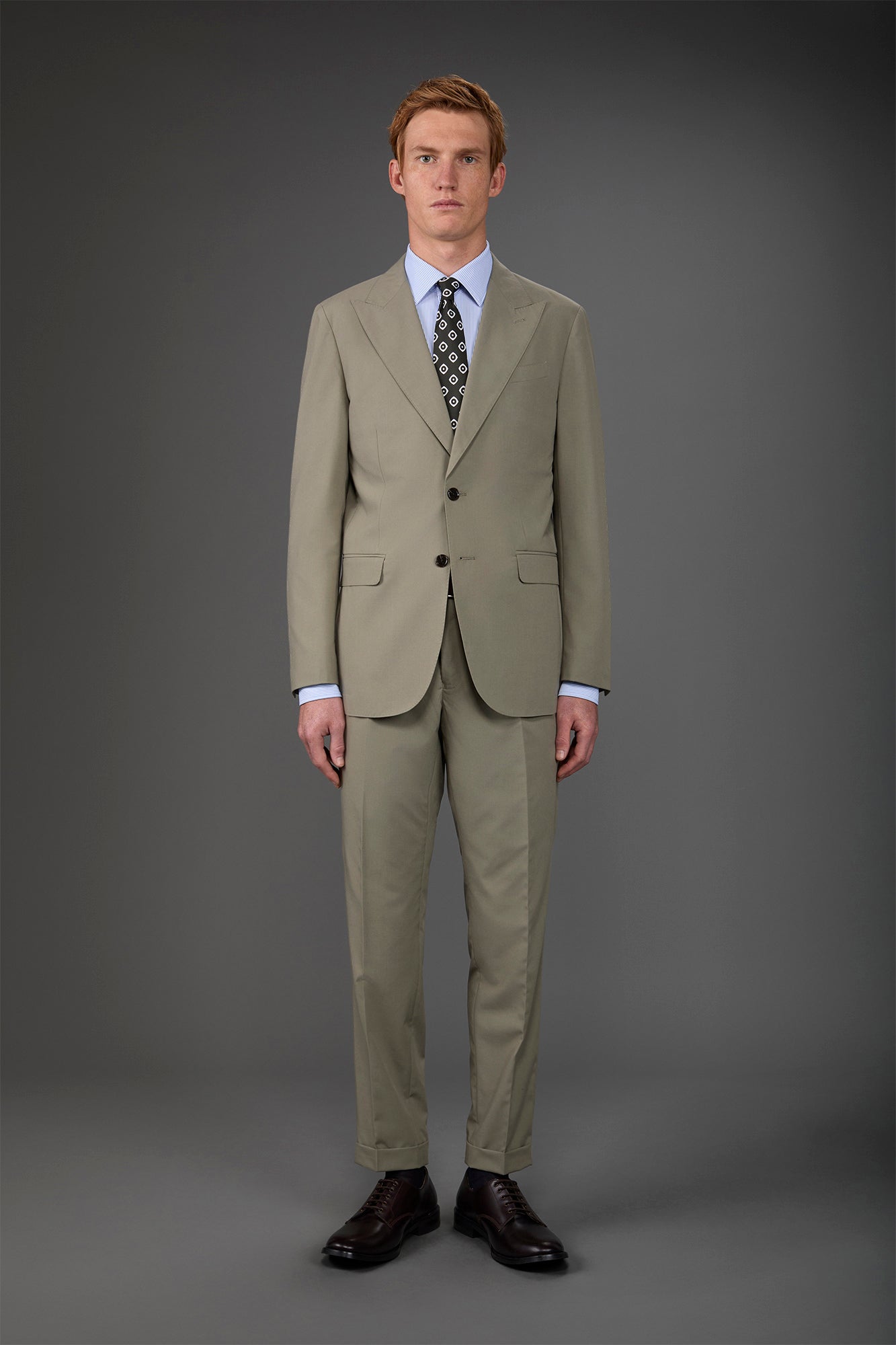 Single-breasted men's suit with single-pleat trousers