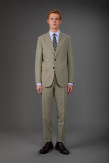 Single-breasted men's suit with single-pleat trousers