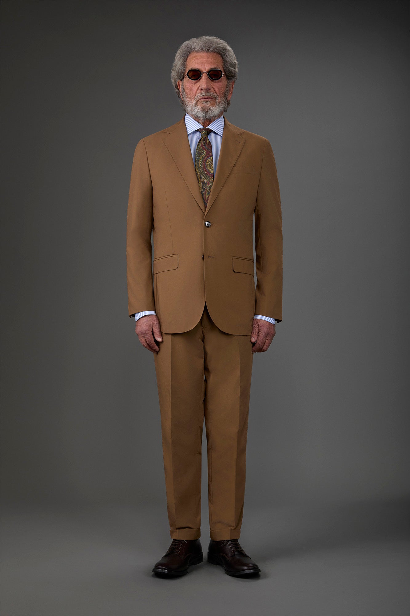 Single-breasted men's suit with flat front trousers