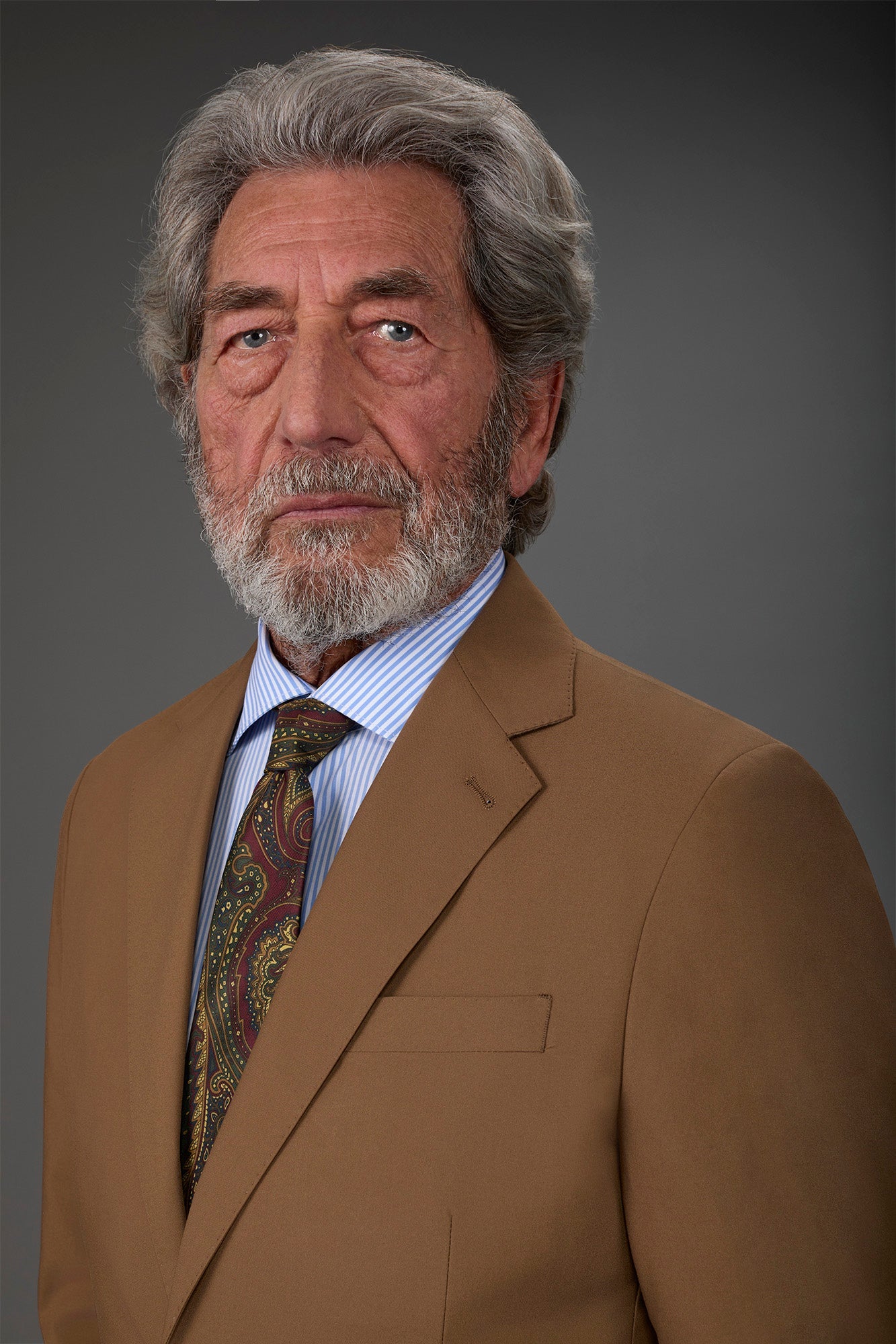 Single-breasted men's suit with flat front trousers